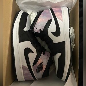 Air Jordan 1 Mid SE woman's size 10